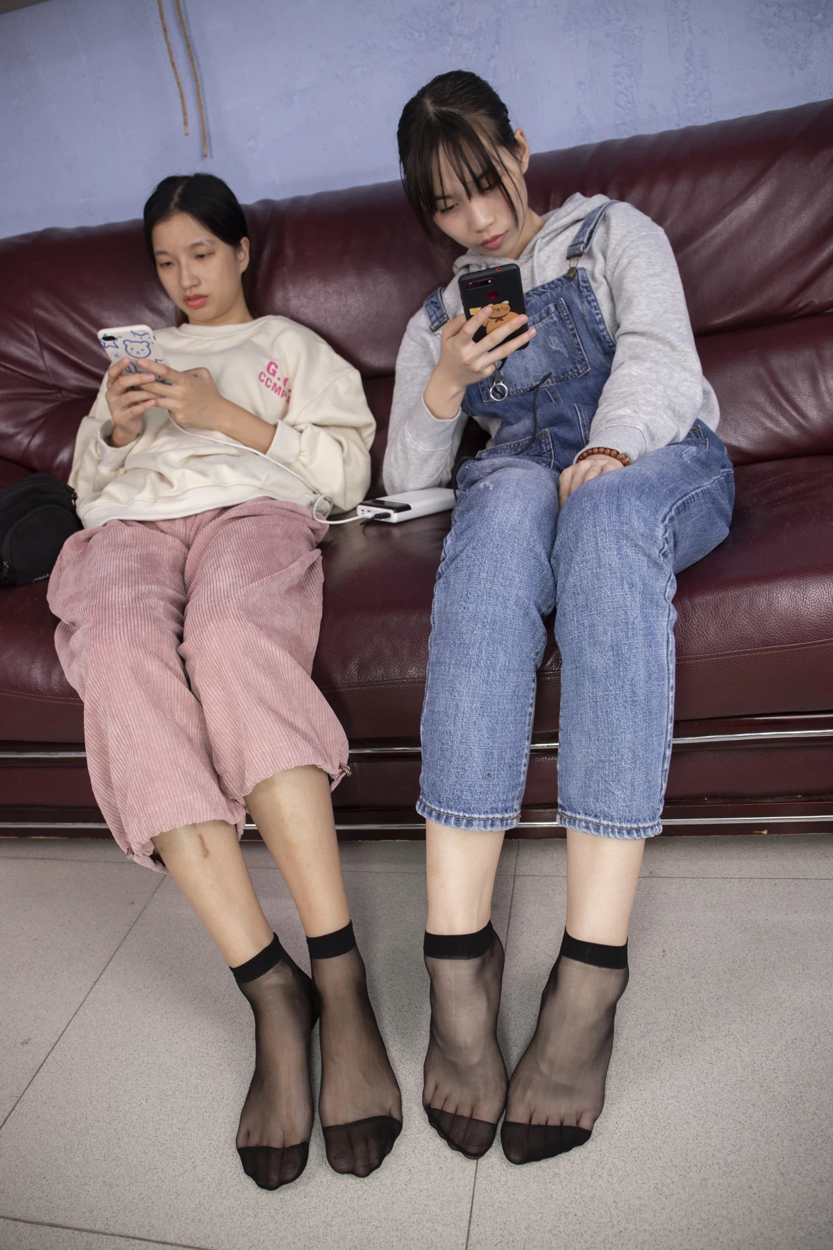 [Mzsock] NO.016 Xiaoyun and Xiaoxiao show off their beautiful feet in black stockings, big feet stepping on small feet, showing feet to feet Southern football skills#[102P]-99